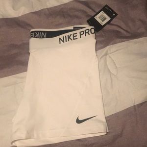 New white nike training shorts